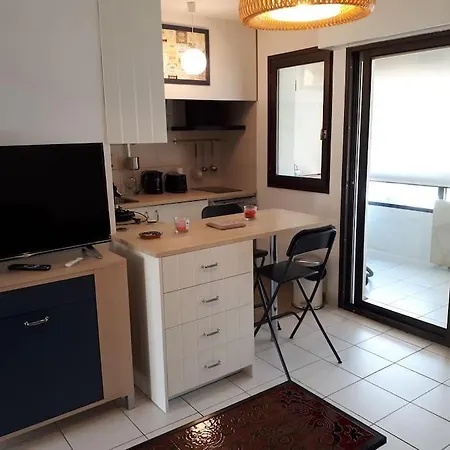 Face A La Pour Cet Agreable T2 Apartment