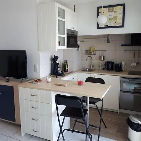 Face A La Pour Cet Agreable T2 Apartment