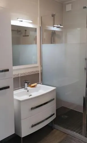 Daire Face A La Pour Cet Agreable T2